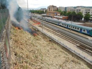 Ponte incendio davanti alla stazione 2