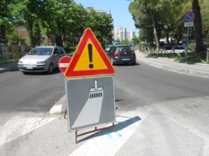 Ponte via della scuola senza segnaletica