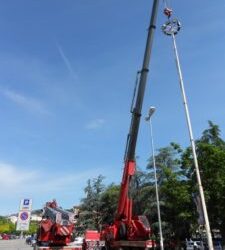 Abbattuto vecchio palo della luce in piazza del mercato a Ponte San Giovanni